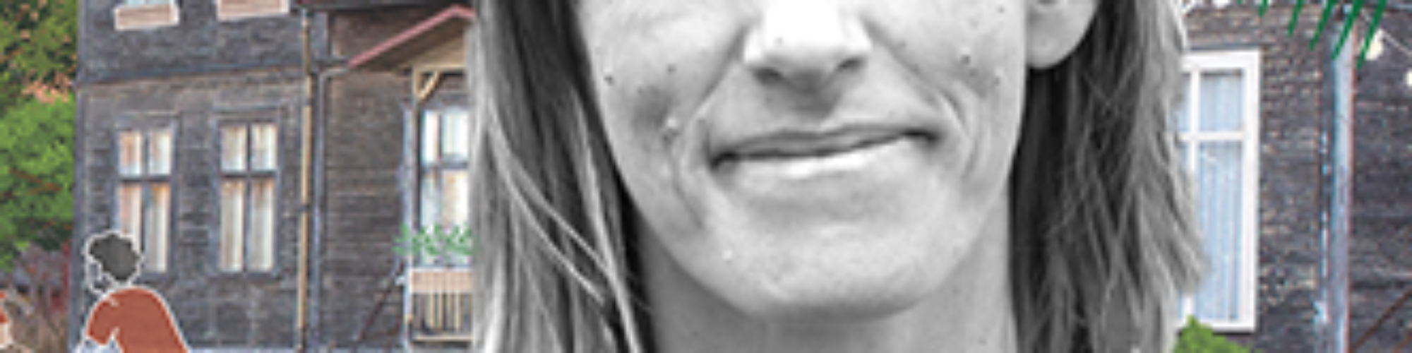 Porträttbild på Maria som ler med ett ödehus som har fått nytt liv som bakgrund.