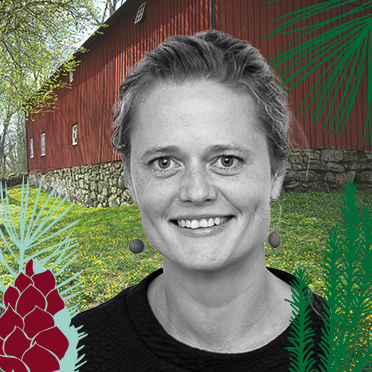 Porträttbild på Camilla som ler med en lada i ett grönskande landskap som bakgrund.