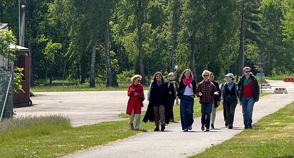 Gruppbild i Lagan längs en gångväg.