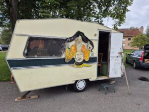 Mobil konsthall med framtidsspådomar.