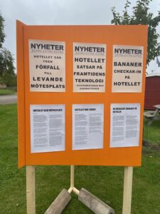 Utställning med fiktiva nyhetsartiklar baserade på invånarnas idéer.