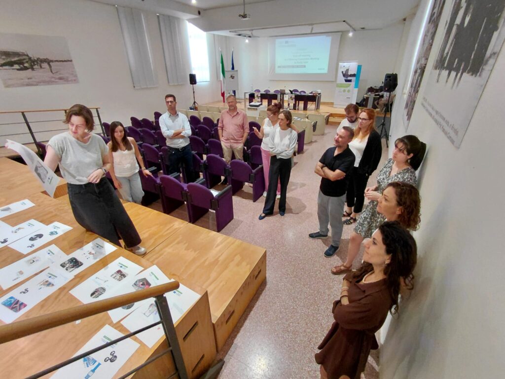 Workshop med presentation och deltagare i en sal.