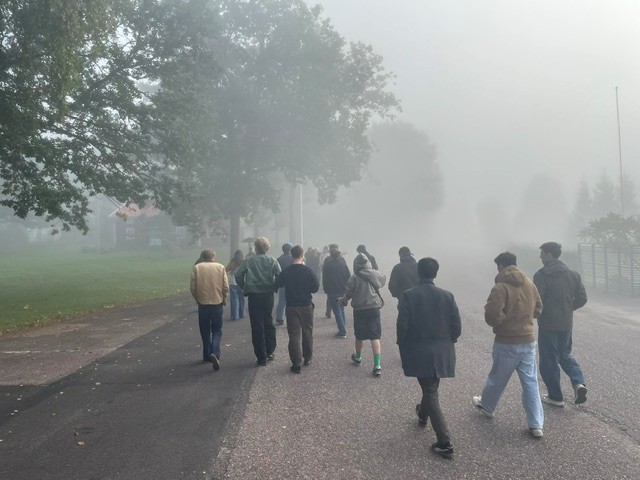 På bilden syn studenter från Blekinge tekniska högskola vandra runt i ett dimhöjlt Lagan. 